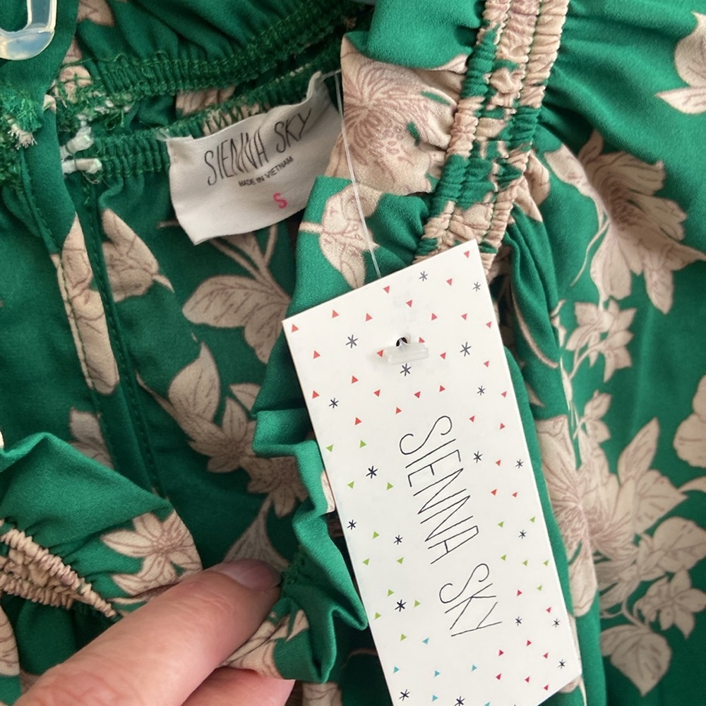 Sale! Beautiful green blouse with floral print, size S, by Sienna Sky. NWT - Picture 2 of 8